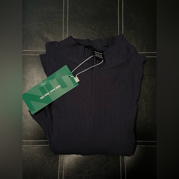 SHEIN | ezwear | Cropped Long Sleeve w/ thumb hole - Picture 2 of 4